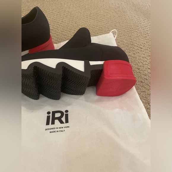 New size 5 WES BLACK RED LOW TOP SNEAKER - Picture 3 of 8